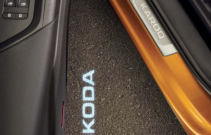 Skoda Karoq - Intérieur : logo éclairage au sol portière avant voiture
