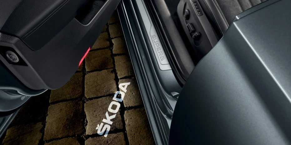 Skoda Superb - intérieur : éclairage logo portière avant conducteur